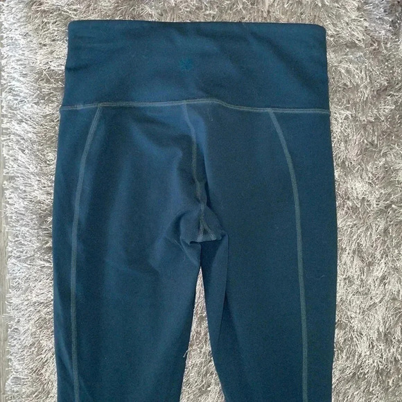 Athleta manta mesh Capri - Picture 5 of 9